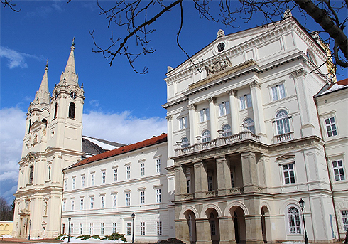 2013 Majus 15 En Nyilik Meg A Zirci Ciszterci Apatsag Latogatokozpontja