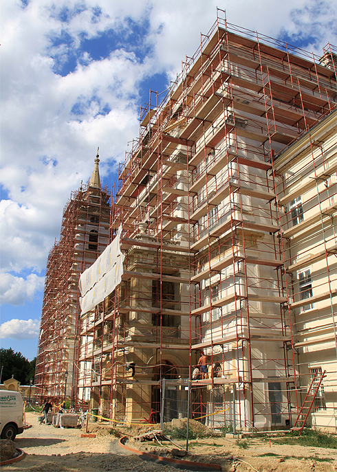 Befejezesehez Kozeledik Az Apatsag Homlokzatanak A Felujitasa